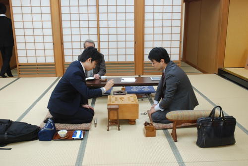 対局に臨んだ藤井聡太七段（左）と北浜健介八段（撮影・松浦隆司）