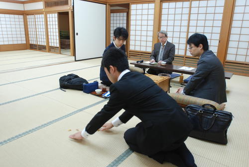 振り駒の結果をみる藤井聡太七段（左）と北浜健介八段（撮影・松浦隆司）