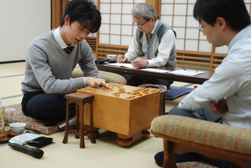 感想戦を行う藤井聡太七段（左）と北浜健介八段（撮影・松浦隆司）