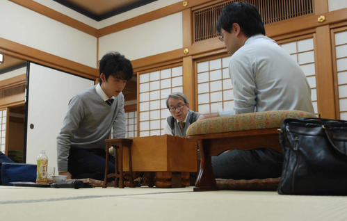 感想戦を行う藤井聡太七段（左）と北浜健介八段（撮影・松浦隆司）
