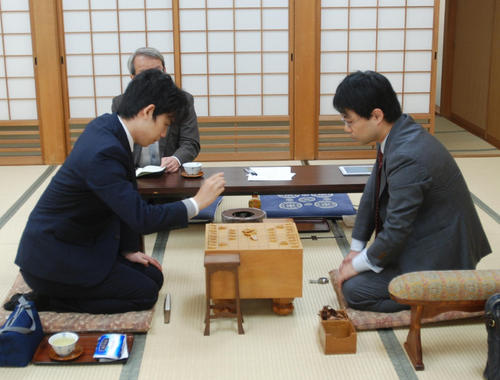 対局に臨んだ藤井聡太七段（左）と北浜健介八段（撮影・松浦隆司）