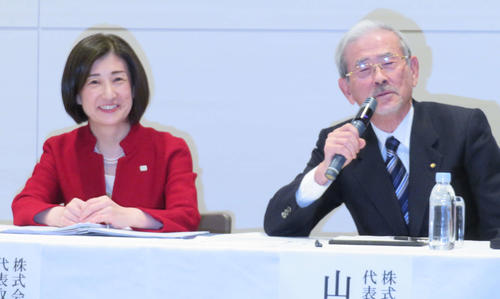 会見を開いた大塚家具の大塚久美子社長とヤマダ電機の山田昇会長（撮影・村上幸将）