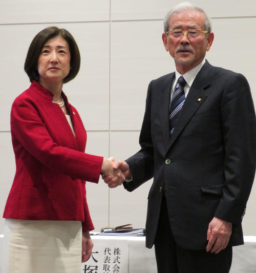 会見後、握手する大塚家具の大塚久美子社長とヤマダ電機の山田昇会長（撮影・村上幸将）