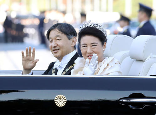 11月10日、即位を祝うパレードで、オープンカーから沿道の人々に手を振る天皇、皇后両陛下