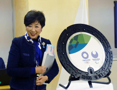 東京2020大会仕様のマンホールを設置すると発表した東京都の小池百合子知事（撮影・中山知子）