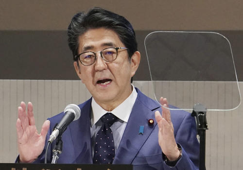東京都内で講演する安倍首相（共同）