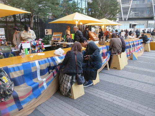 渋谷キャストのガーデンスペースに出現した長大な堀こたつでくつろぐ人たち