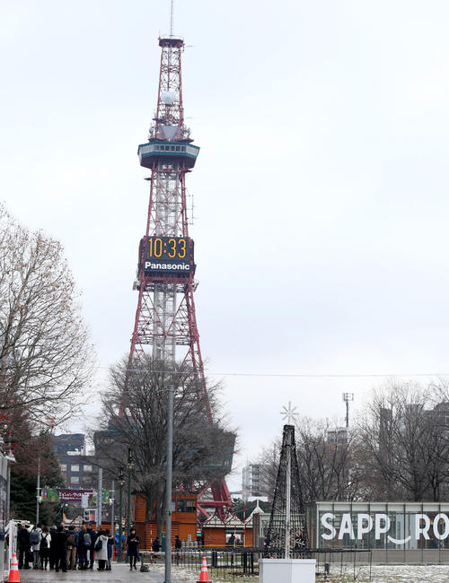 大通公園を視察する国際オリンピック委員会、世界陸上競技連盟、東京2020組織委員会の視察団（左下）（撮影・佐藤翔太）