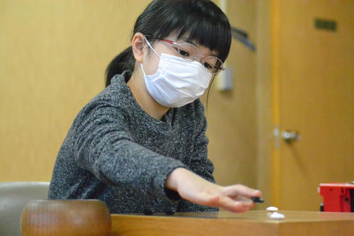 第45期新人王戦予選決勝の牛栄子二段戦で本戦入りを目指す仲邑菫初段
