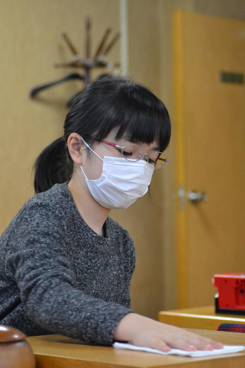 第45期新人王戦予選決勝の牛栄子二段戦を前に碁盤をふく仲邑菫初段