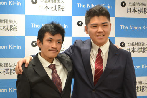 海外籍特別採用棋士として来年4月にプロデビューするフィトラ・ラフィフ・シドキ（インドネシア＝左）と曽富康（マレーシア）