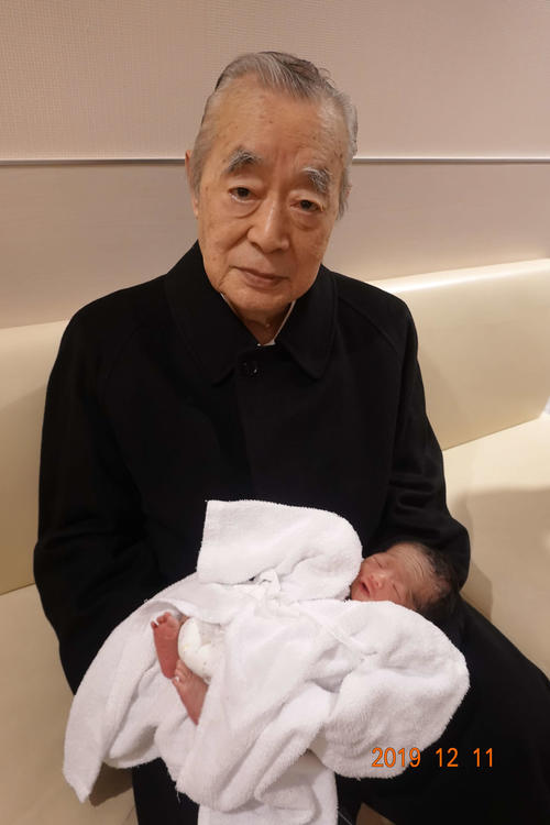 ドクター・中松氏と初孫義瑛ちゃん（写真はドクター・中松氏提供）