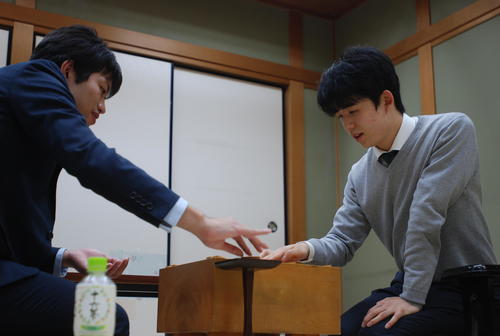 感想戦を行う藤井聡太七段（右）、出口若武四段（撮影・松浦隆司）