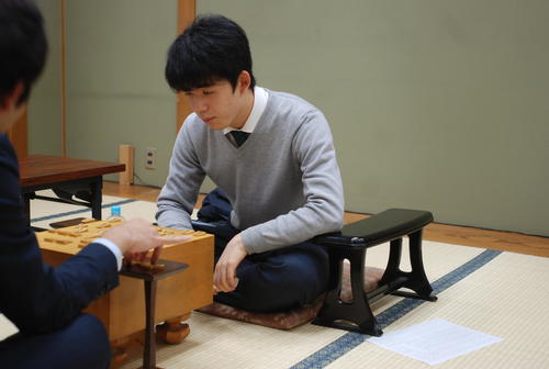 感想戦を行う藤井聡太七段（撮影・松浦隆司）