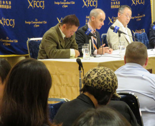 日本外国特派員協会で会見する山口敬之氏（右）を記者席から見詰める伊藤詩織さん（手前左）（撮影・村上幸将）