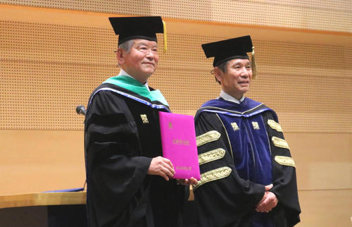 日体大の名誉博士称号を授与した川淵三郎氏。右は具志堅幸司学長（撮影・金子航）