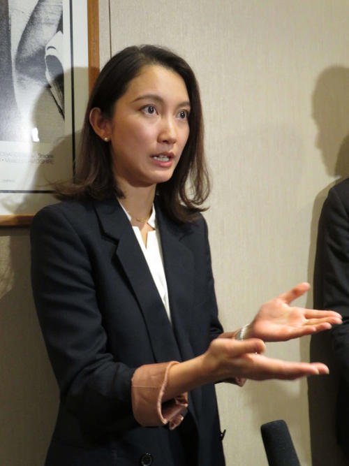 日本外国特派員協会での会見後、囲み取材に応じる伊藤詩織さん（撮影・村上幸将）