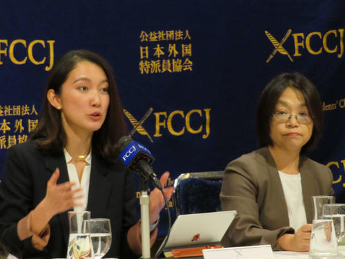 日本外国特派員協会で会見を開き、熱弁を振るう伊藤詩織さん（左）（撮影・村上幸将）