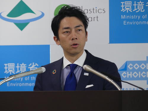 閣議後の会見に臨む小泉進次郎環境相