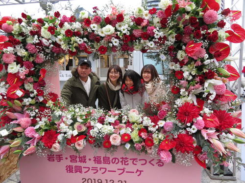国立競技場オープニングイベント開演前、敷地内の復興庁PRブースでは、東日本大震災の被災3県の花を使用したフォトスポットが設置された（撮影・近藤由美子）