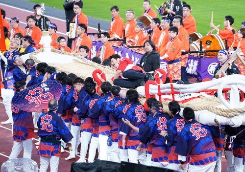 東北絆まつりで披露された福島わらじまつりのわらじの上に倒れ込む松岡修造（撮影・鈴木みどり）

