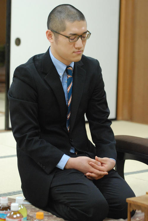 棋士編入試験の5番勝負第2局に臨んだ折田翔吾アマ（撮影・松浦隆司）