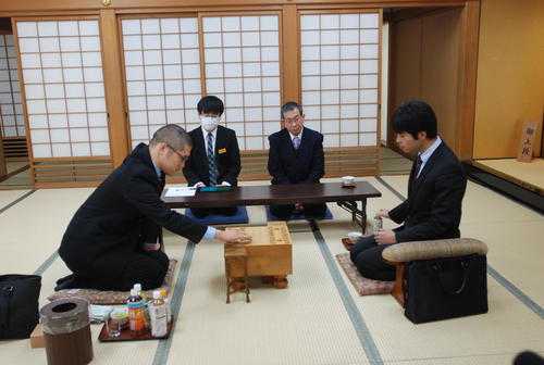 棋士編入試験の5番勝負第2局に臨んだ折田翔吾アマ（左）、出口若武四段（撮影・松浦隆司）