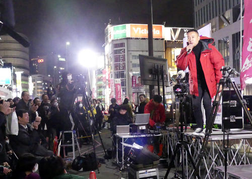 年内最後の街頭記者会見でも、大勢の聴衆が山本太郎氏の演説に耳を傾けた（撮影・中山知子）