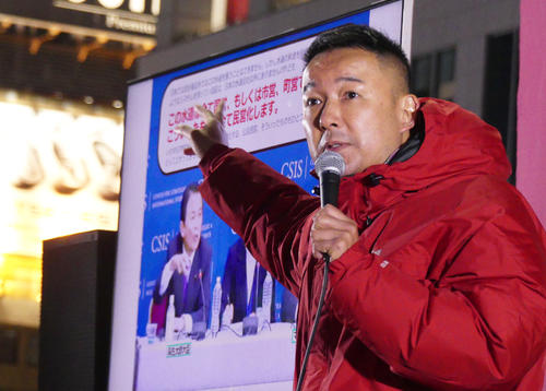 山本太郎代表は街頭会見で、蓄積が5万枚に及ぶスライドを駆使して課題を説明する（撮影・中山知子）