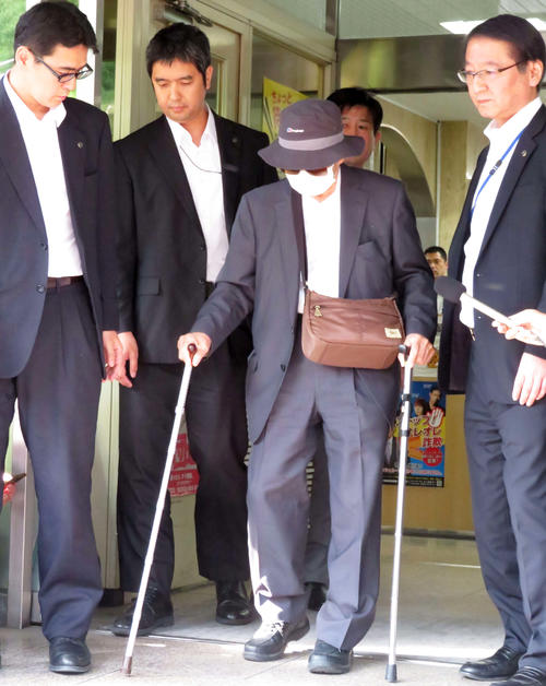 任意の事情聴取を終え目黒署を出る旧通産省工業技術院の飯塚元院長（2019年5月18日）