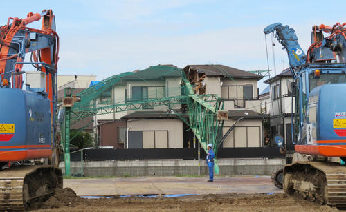 「市原ゴルフガーデン」の鉄柱が倒れ込み崩壊した近隣の住宅（2019年10月28日撮影）