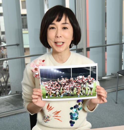 ラグビー日本代表の写真を手に、今年の10大事件を語るテレビ朝日の大下容子アナウンサー（撮影・酒井清司）