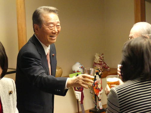 都内の私邸に訪れた人々と、新年のあいさつをかわす国民民主党の小沢一郎衆院議員