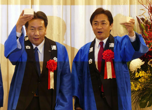 連合の新年交歓会で乾杯する立憲民主党の枝野幸男代表（左）と国民民主党の玉木雄一郎代表
