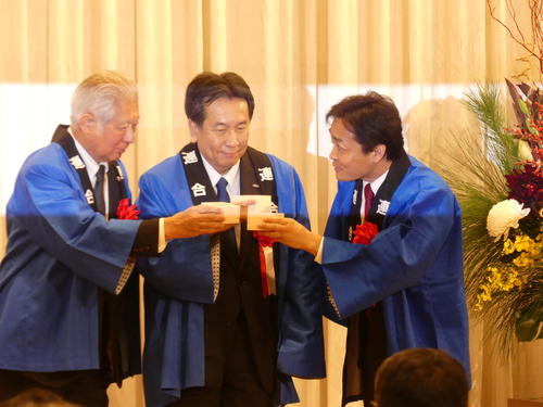 連合の新年交歓会で乾杯する立憲民主党の枝野幸男代表（中央）と国民民主党の玉木雄一郎代表（右）