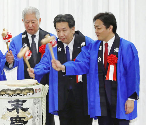 支持団体の新年会合に出席した（右から）国民民主党の玉木代表、立憲民主党の枝野代表ら（共同）
