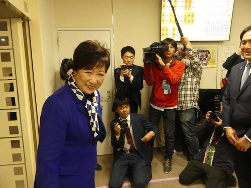都議会自民党の控室にあいさつ回りに訪れた小池百合子都知事