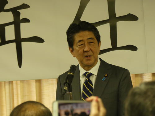 自民党の仕事始めであいさつする安倍晋三首相
