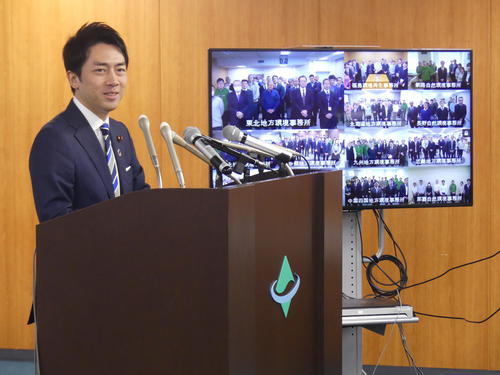 全国の事業所などをネットでつないで、年頭の訓示を行う小泉進次郎環境相
