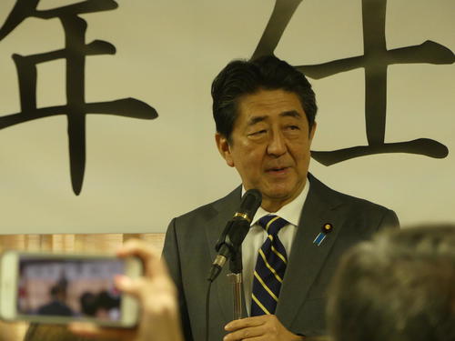 自民党の仕事始めであいさつする安倍晋三首相