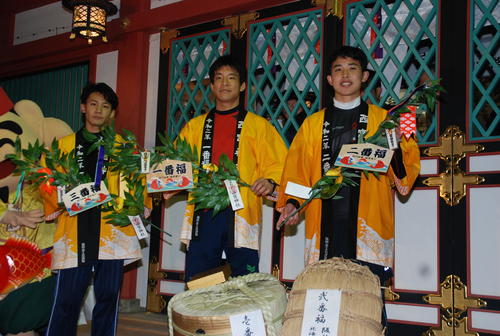 左から「三番福」川畑陽平さん、「一番福」黒木悠輔さん、「二番福」藤本陽紀さん（撮影・松浦隆司）