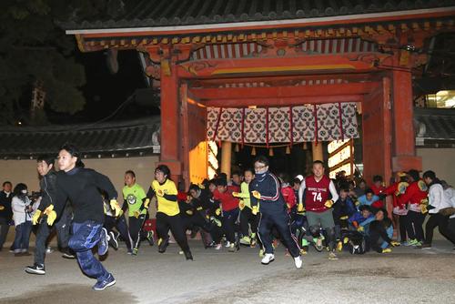 西宮神社の「開門神事福男選び」で、本殿を目指して一斉に駆けだす参加者ら（共同）