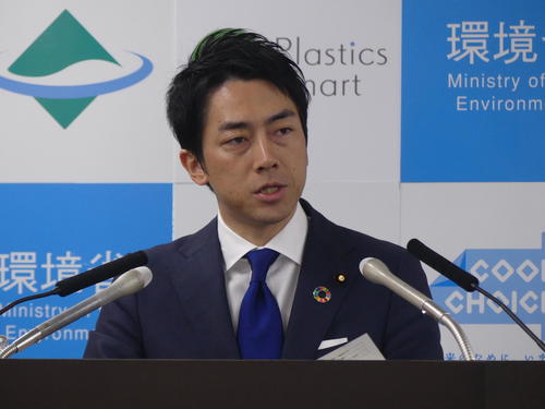 閣議後会見に臨む小泉進次郎環境相