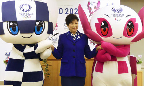 東京2020大会のマスコット、ミライトワ（左）、ソメイティ（右）と並ぶ小池都知事（撮影・中山知子）