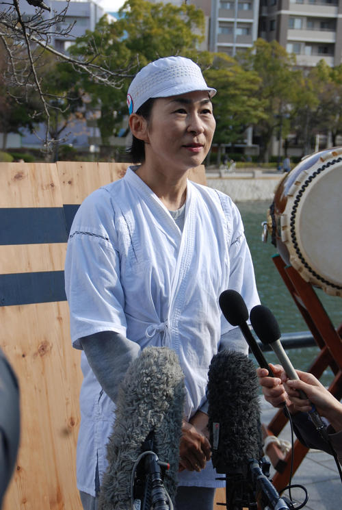 寒中水泳大会後、取材に応じる河本明子さん（撮影・松浦隆司）