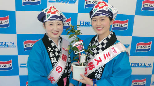 第65回伊豆大島椿まつりのPRのため来社した原川朋華さん（右）と橋本薫乃さん