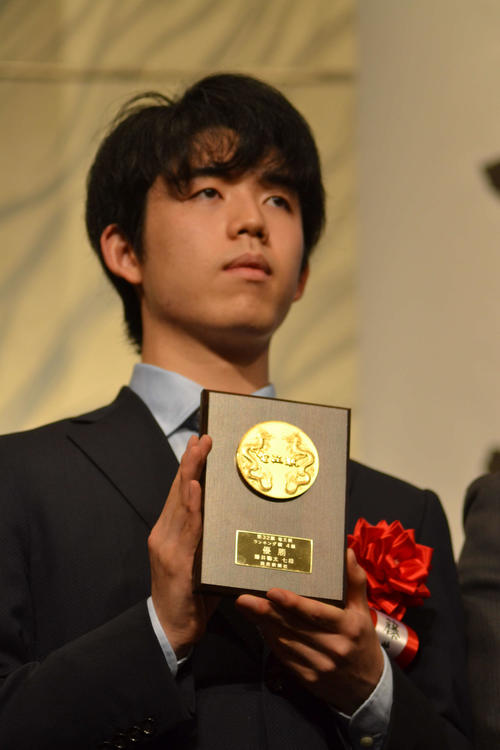 第32位竜王就位式で4組優勝者として表彰された藤井聡太七段