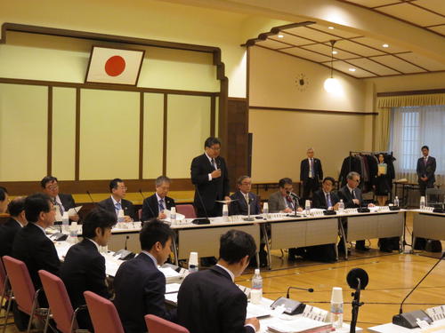 「大学入試のあり方に関する検討会議」の初会合であいさつする萩生田光一文科相（15日、東京・文科省で）