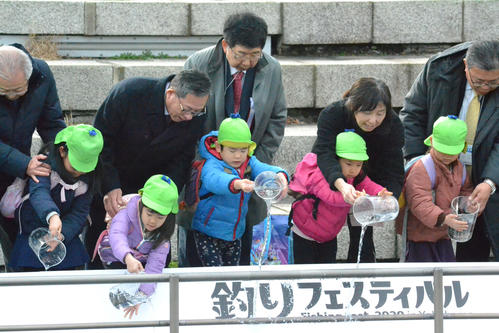 釣りフェスティバルの開幕を記念して地元の保育園児らがカサゴの稚魚を放流