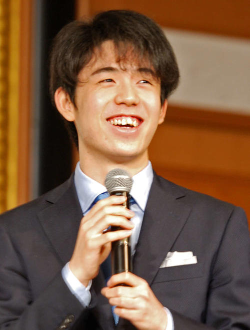藤井聡太七段（2019年12月8日撮影）